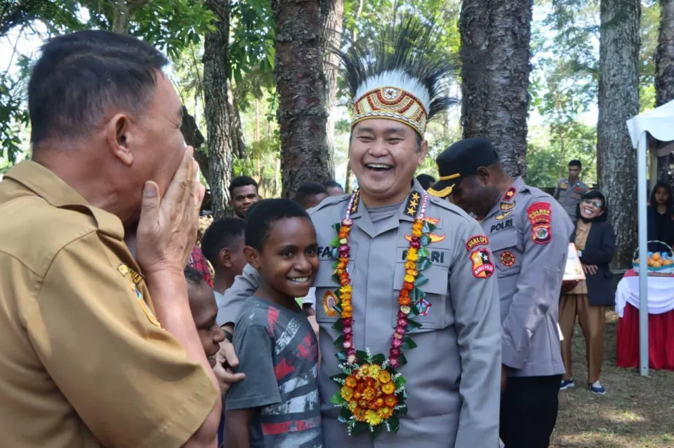 Astamaops Kapolri Kunjungi Pusat Olah Seni Wesaput, Bagikan Perlengkapan Sekolah untuk Anak Papua 