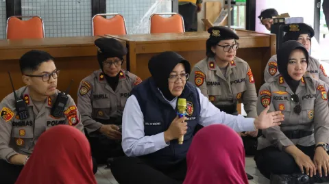 Fakta Terbaru Hari Ini: Polwan Polda Metro Jaya Gelar Edukasi dan Bansos di Jakarta, Warga Antusias