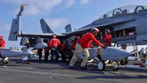 Terbaru Trump Bantah Kondisi Awak USS Abraham Lincoln Memburuk, Penugasan Disebut Belum Cukup Lama