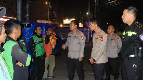 Jaga Bekasi On The Spot, Polisi Sisir Area Stasiun Bekasi dan Salurkan Bantuan Sosial