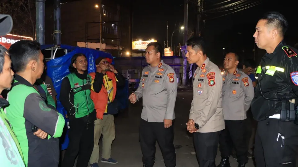 Jaga Bekasi On The Spot, Polisi Sisir Area Stasiun Bekasi dan Salurkan Bantuan Sosial
