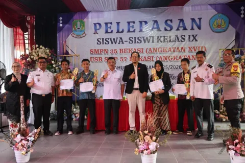 Harris Bobihoe Pesan Lulusan SMPN 35 Bekasi Terus Belajar dan Raih Cita-Cita