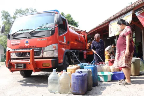 Kemarau Panjang, Pemkab Bekasi Salurkan 904 Ribu Liter Air Bersih untuk Warga Terdampak Kekeringan