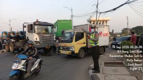 Truk Mogok Melintang, Jl Raya Bekasi Ujung Menteng Macet Pagi Ini