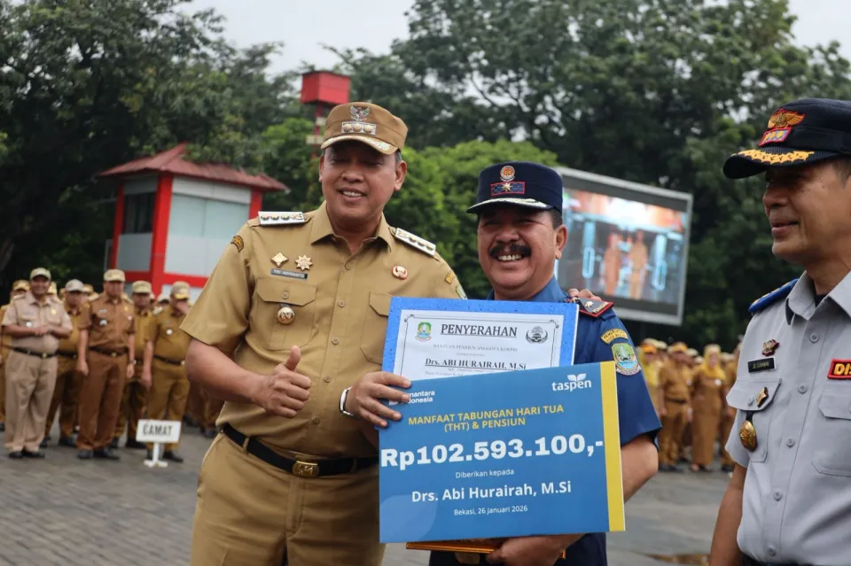 Wali Kota Bekasi Serahkan Penghargaan Prestasi dan Pakta Integritas ASN