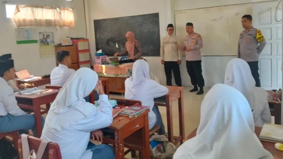 Jaga Jakarta On The Spot, Kapolsek Bekasi Barat Edukasi Pelajar soal Disiplin dan Bahaya Narkoba