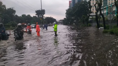 Banjir di Sejumlah Ruas Jalan, Brimob Lantas Polair PMJ Dikerahkan