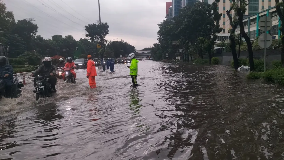 Banjir di Sejumlah Ruas Jalan, Brimob Lantas Polair PMJ Dikerahkan