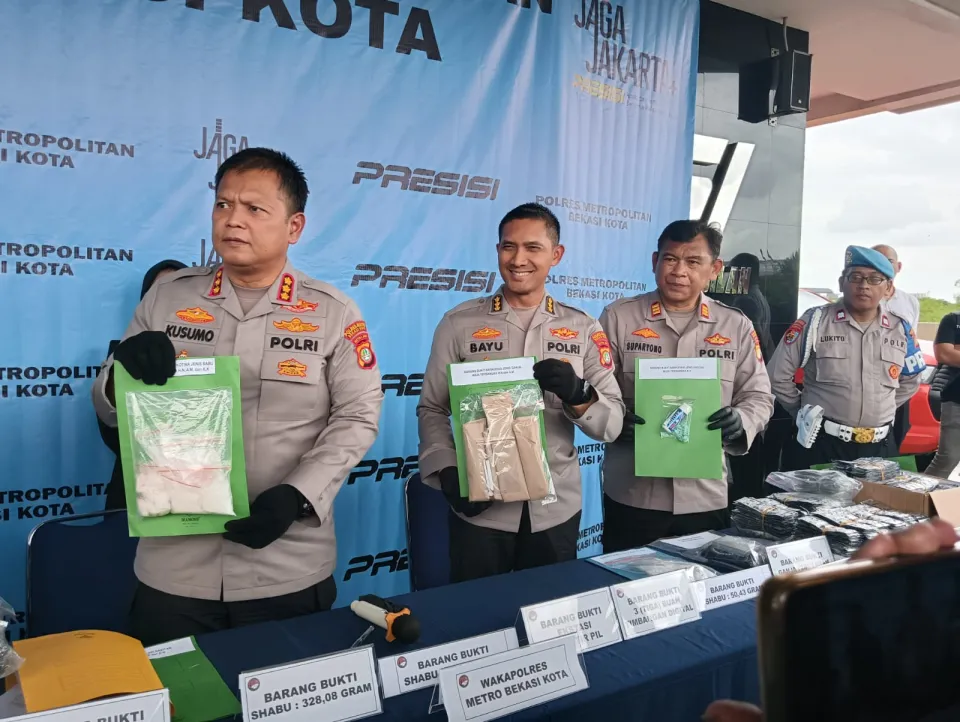 Sabu Hampir 300 Gram & Senpi Rakitan! Polres Metro Bekasi Bongkar Jaringan Narkoba Lintas Kota