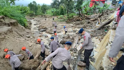 Galodo Terjang Solok, Polri Kerahkan Tim SAR dan Jadikan Mapolres Tempat Pengungsian