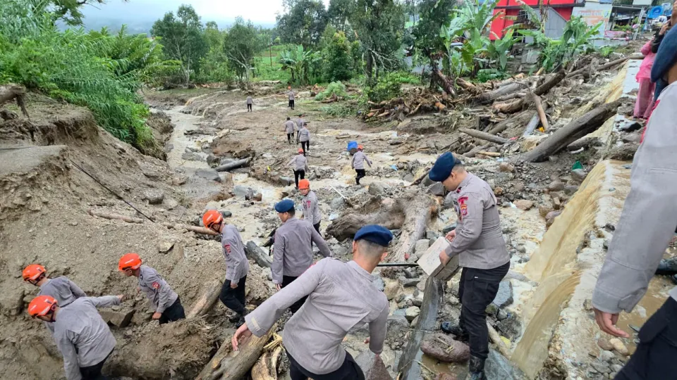 Galodo Terjang Solok, Polri Kerahkan Tim SAR dan Jadikan Mapolres Tempat Pengungsian