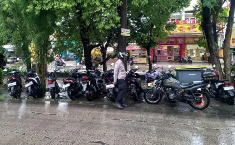 Curah Hujan Tinggi, Polisi Sisir Bantaran Saluran Air Rawalumbu! Warga Diminta Siaga, Kondisi Masih Aman