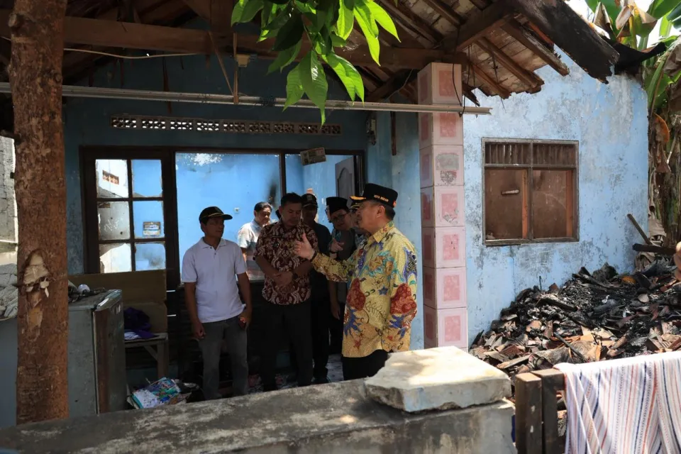 Rumah Lansia Terbakar di Rawalumbu! Wawali Bekasi Abdul Harris Bobihoe Turun Langsung, Pastikan Bantuan Cepat