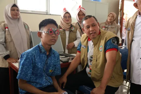 Tri Adhianto Gandeng IROPIN, 300 Kacamata Dibagikan untuk Siswa SMPN 54 Kota Bekasi