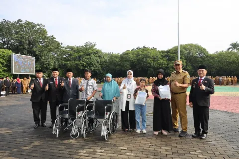 Wali Kota Bekasi Salurkan Bantuan Disabilitas dan Ingatkan Disiplin ASN