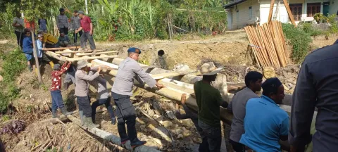 Polri Bersama Masyarakat Bangun Jembatan Darurat, Akses Tiga Kampung di Rusip Antara Kembali Terhubung