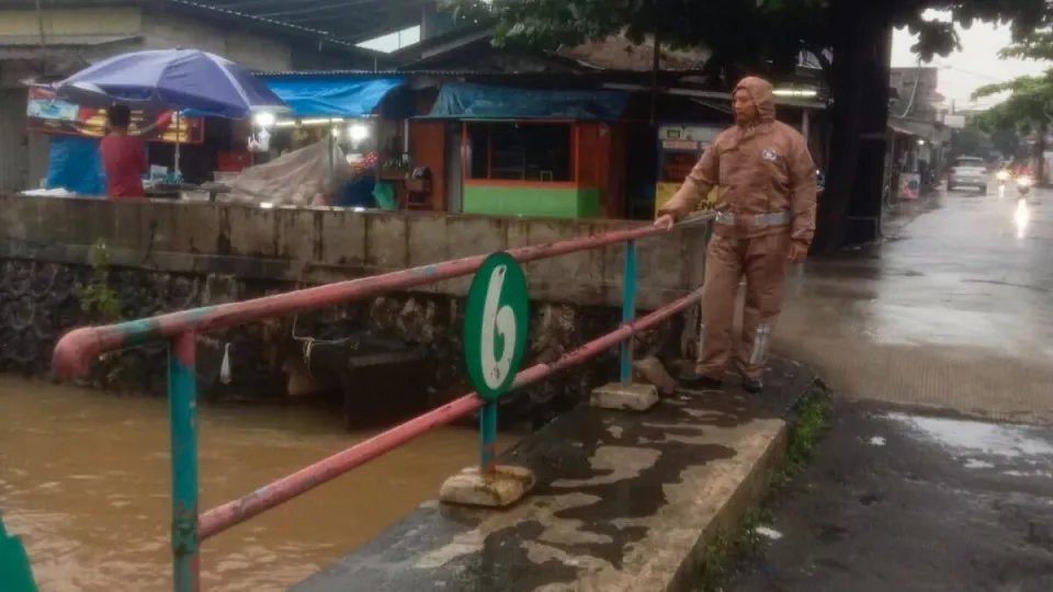 Pasca Hujan Deras, Polisi Pantau Kali Pete di Bantargebang! Debit Air Dicek Langsung, Warga PTI II Diminta Tetap Siaga