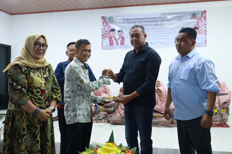 Wali Kota Bekasi Resmikan Pendopo RW 04 Teluk Pucung dari Dana Hibah Rp100 Juta