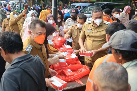 Erupsi Anak Krakatau Jadi Perhatian, Wali Kota Bekasi Bagikan Masker Gratis dalam Selasa Ceria