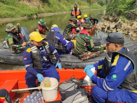 DLH Kota Bekasi Bersama KP2C dan Marinir TNI AL Susur Kali Bekasi, Tak Temukan Pipa Limbah Industri