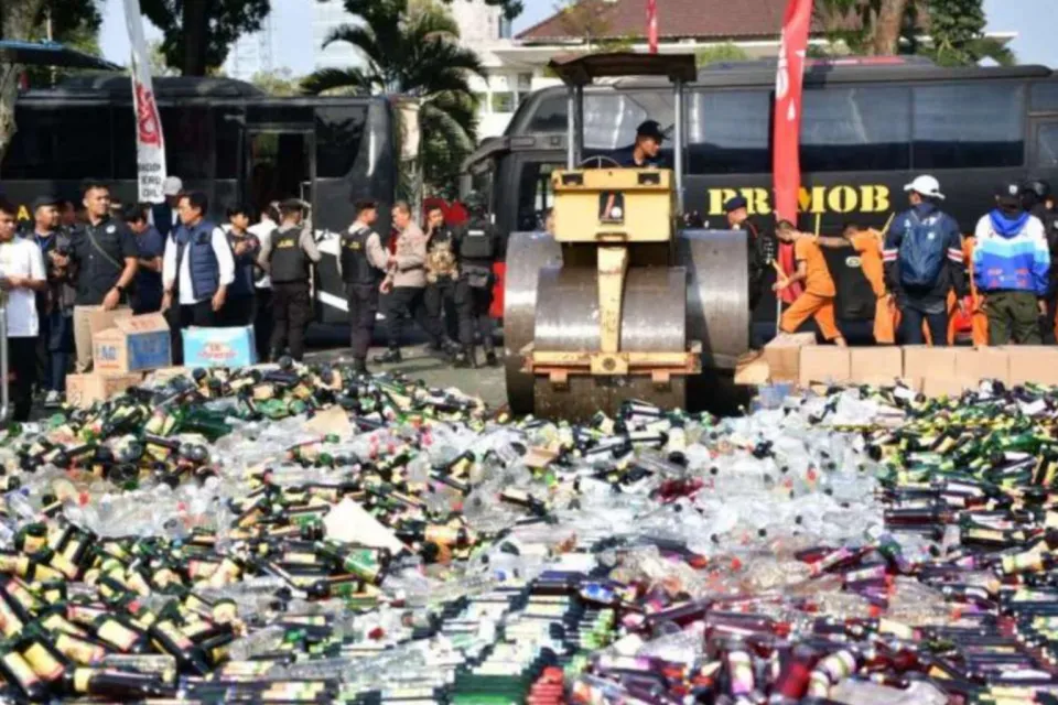 KDM Perintahkan Disiplin Knalpot Brong, Polda Jabar Hari Ini Musnahkan 2,72 Juta Obat Keras dan 25 Ribu Botol Miras 