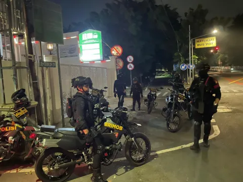 Patroli Dini Hari Brimob Polres Jaktim Gagalkan Tawuran, Sajam Disita dari 11 Remaja di Kramat Jati