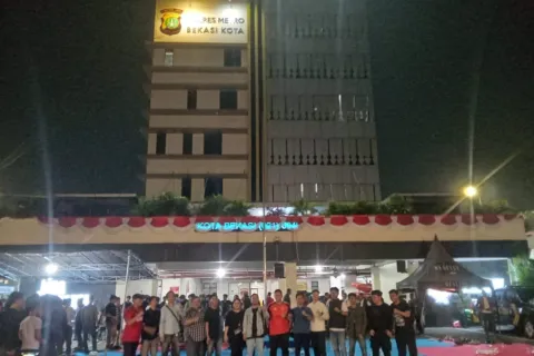 Kapolres Bekasi Kota Duduk Lesehan Bareng Mahasiswa, Nobar Piala Dunia Jadi Ajang Perkuat Kamtibmas