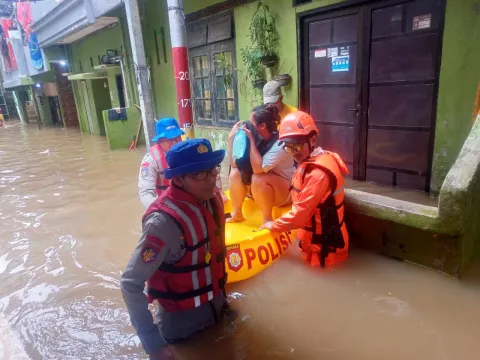 Di Tengah Banjir, Tim SAR Ditpolairud Polda Metro Jaya Sigap Evakuasi Warga Kebon Palaq