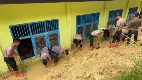Brimob Polda Sumut Turun Tangan Bersihkan Sekolah Pascabencana, Aktivitas Belajar Segera Pulih