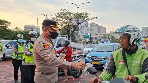 Polri Kerahkan Water Cannon dan Bagikan Masker untuk Tangani Dampak Erupsi Anak Krakatau Hari Ini