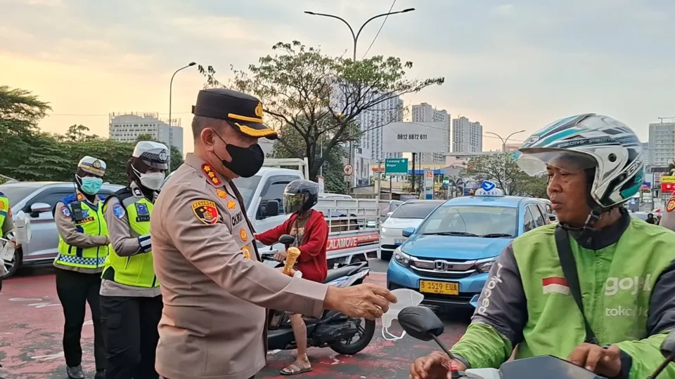 Polri Kerahkan Water Cannon dan Bagikan Masker untuk Tangani Dampak Erupsi Anak Krakatau Hari Ini