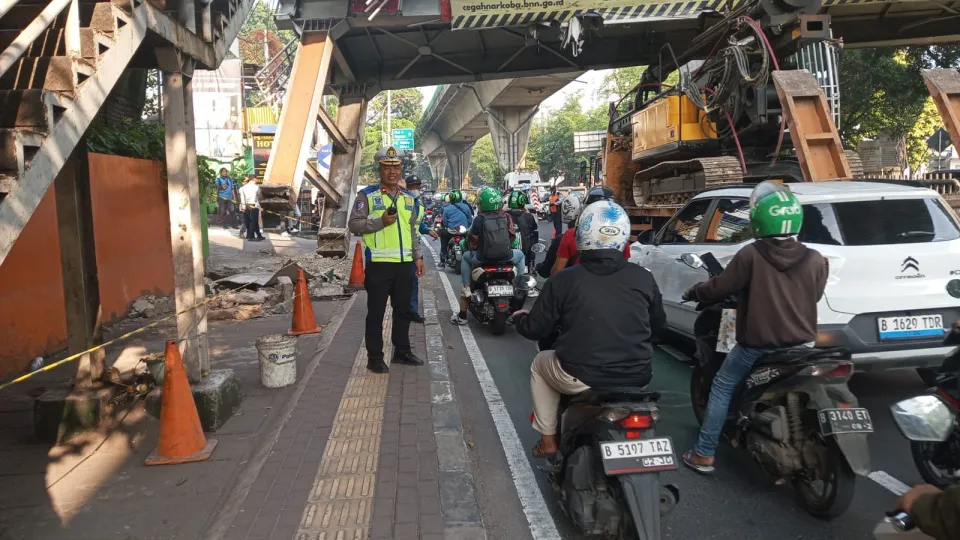 JPO Tendean Ditabrak Truk Alat Berat, Polisi Alihkan Arus Lalu Lintas di Mampang 