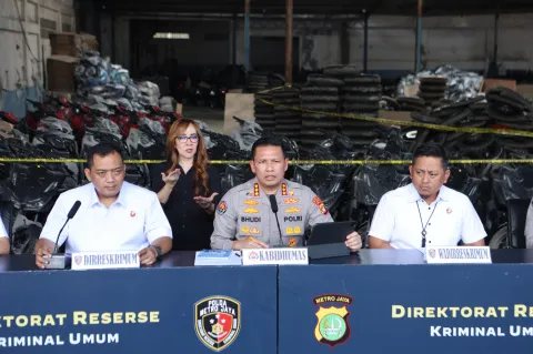 Polda Metro Jaya Bongkar Gudang 1.494 Motor Diduga untuk Ekspor Ilegal, Satu Tersangka Ditangkap
