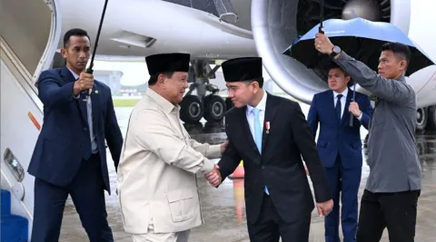 Disambut Hujan Deras, Kepulangan Presiden Prabowo Subianto Bawa “Paket” Strategis dari Luar Negeri: Dari Gaza hingga Investasi Raksasa