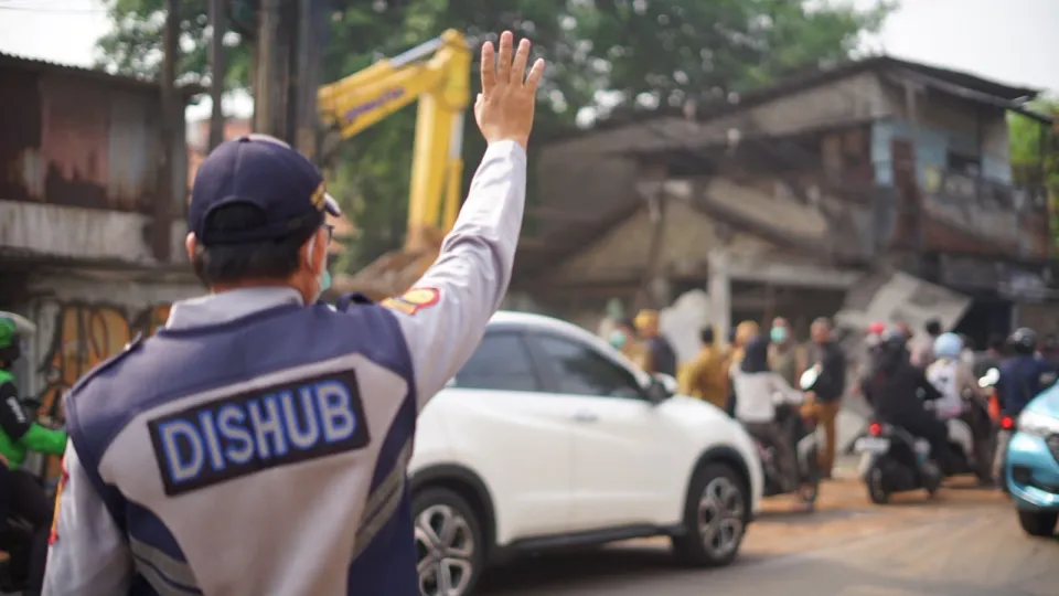 Pemkot Bekasi Tertibkan 40 Bangunan Liar di Bantaran Kali Harun Jatirahayu