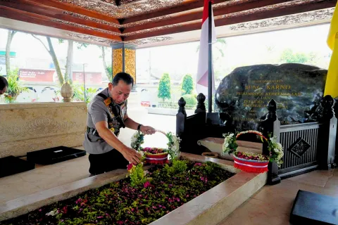 Jelang Hari Bhayangkara ke-80, Kapolri Ziarah ke Makam Presiden RI Ir Soekarno