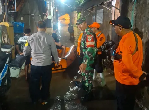 Polisi Monitoring Genangan Air di Margahayu Bekasi Timur, Puluhan KK Terdampak