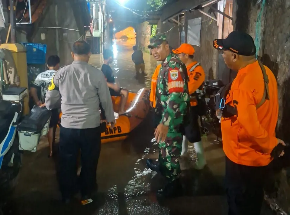 Polisi Monitoring Genangan Air di Margahayu Bekasi Timur, Puluhan KK Terdampak