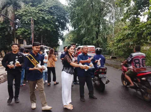 Aksi Ramadan di Bekasi Timur: Kombas, IWO dan Putra Putri Bhagasasi Turun ke Jalan Bagi Takjil untuk Pengendara