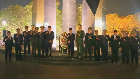 Jelang HUT RI ke-81, Wali Kota Bekasi Tri Adhianto Ikuti Renungan Suci di TMP Patriot Bangsa