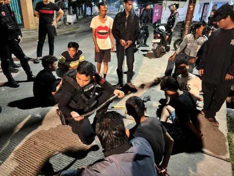 Hari ini Brimob Gagalkan Tawuran Maut di Bekasi, Golok dan Celurit Disita Saat Pemuda Bersiap Bentrok