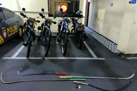 Satgas Anti Tawuran Brimob dan Polres Jaktim Amankan 5 Pemuda, 4 Sajam Disita