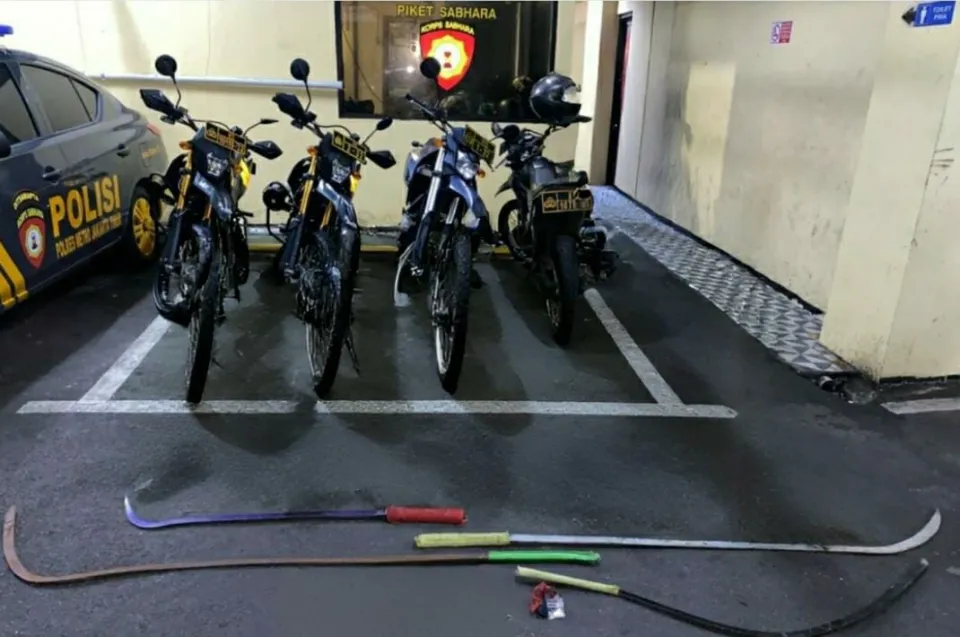 Satgas Anti Tawuran Brimob dan Polres Jaktim Amankan 5 Pemuda, 4 Sajam Disita