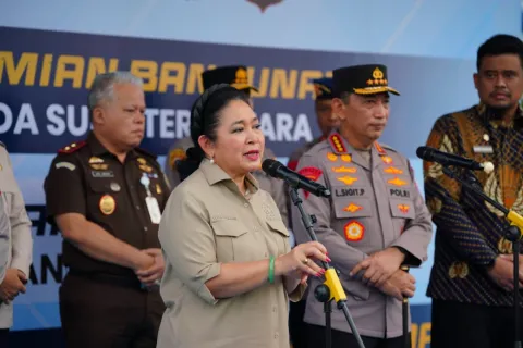 22 Kontainer Bantuan Dilepas ke Sumatra, Ketua Komisi IV DPR Apresiasi Polri