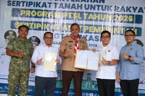Tri Adhianto Serahkan 600 Sertifikat PTSL di Bekasi, Warga 9 Kelurahan Terima Kepastian Hukum Tanah