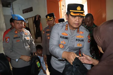 Kapolres Metro Bekasi Kota Membagikan 500 Paket Sembako di Teluk Pucung