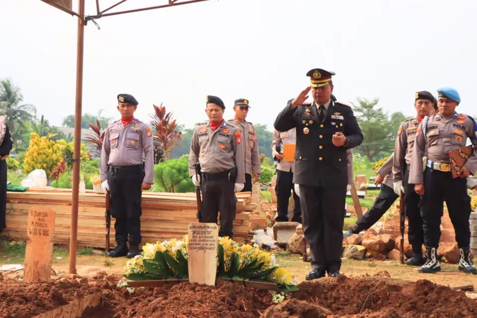 Polres Metro Bekasi Kota Gelar Upacara Pemakaman Dinas AKP Sugiarto