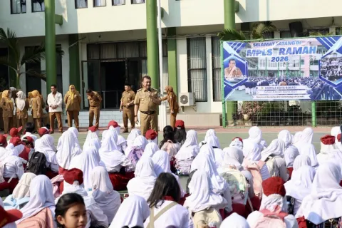 Wakil Wali Kota Bekasi Tinjau Hari Pertama Sekolah, Pastikan SMP Negeri Siap Sambut Tahun Ajaran Baru 2026 