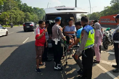 Personel Gabungan Polres Metro Bekasi Kota Sigap Selamatkan Korban Kecelakaan di Flyover Summarecon