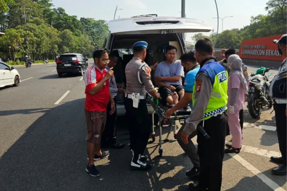 Personel Gabungan Polres Metro Bekasi Kota Sigap Selamatkan Korban Kecelakaan di Flyover Summarecon